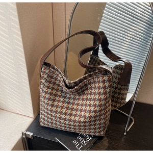Detail van Britse houndstooth tote bag in tweed met bruine leren riem en klassiek patroon