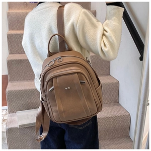 Brauner Lederrucksack mit Lychee-Maserung, Seitentasche und Reißverschlussdetails