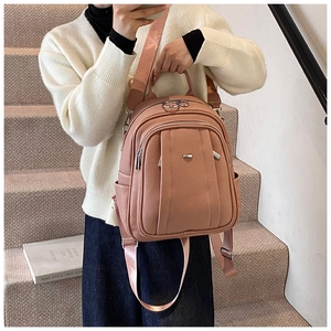 Detailansicht des altrosa Rucksacks mit mehreren Taschen und verstellbaren Gurten