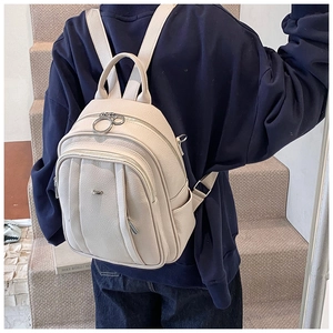 Detailaufnahme der beigen PU-Leder-Rucksack mit Metallbeschlägen und Seitentasche