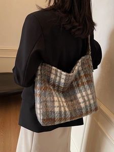 Klassieke geruite tweed shopper in blauw en bruin, gedragen als schoudertas