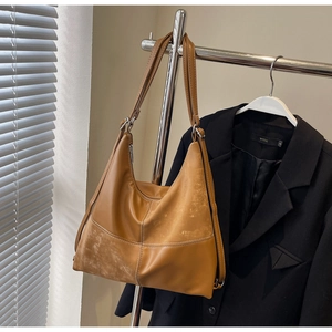 Gros plan d'un sac cabas rétro marron montrant des coutures contrastées de haute qualité