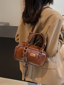 Vintage dunkelbraune Boston-Tasche mit goldener Plakette und verstellbarem Schultergurt