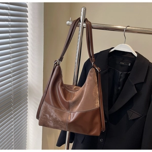 Détails du sac cabas en cuir marron foncé avec surpiqûres et garnitures dorées