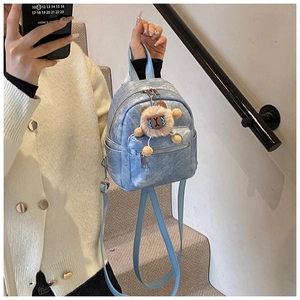 Lichtblauwe denim rugzak met metalen ritsen en een schattige bruine pluche beer hanger