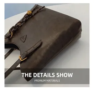 Gros plan du sac fourre-tout marron vintage avec texture mate et détail de poignée tressée