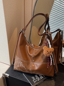 Sac fourre-tout rétro marron contrasté avec charm ours en peluche et bandoulières