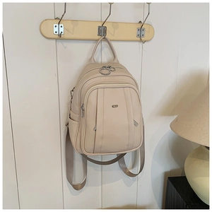 Detailansicht Mini-Rucksack in Cremeweiß mit Kieseltextur und silbernen Ringen