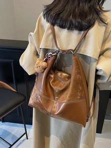 Grand sac hobo marron avec surpiqûres contrastées et breloque ours pour femmes