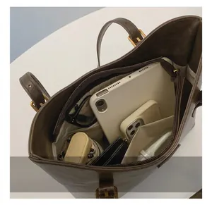 Vue intérieure du cabas marron foncé montrant la grande capacité pour tablette et plus