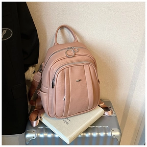 Detailansicht des rosa Lederrucksacks mit Litschi-Maserung und Silberbeschlägen