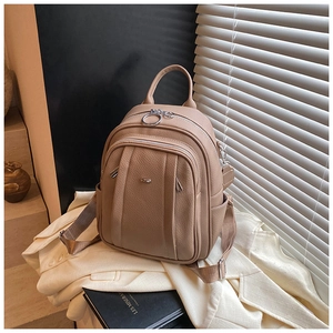 Details des hellbraunen Lederrucksacks mit Kieselmaserung, Reißverschlüssen und Seitentaschen