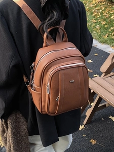 Dunkelbrauner Damen-Rucksack aus Leder mit Litschi-Struktur und silbernen Reißverschlüssen