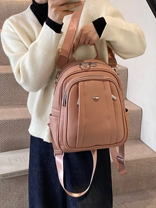 Modischer rucksack für damen in altrosa aus leder mit silbernen metallbeschlägen