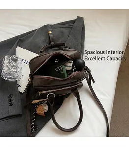Détails du grand sac Boston en cuir marron foncé avec double fermeture et bandoulière