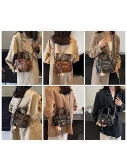 Vues multiples détaillées d'un sac Boston rétro en cuir avec emblème métallique