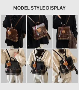 Viste dettagliate dello zaino vintage a quadri con ciondolo a forma di orso sul modello