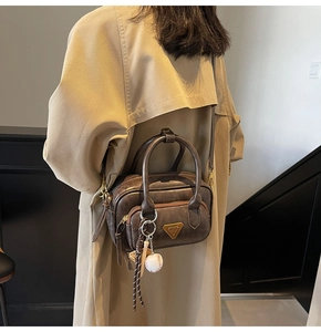 Sac bandoulière rétro marron en PU avec breloque baseball et plaque sur modèle en trench