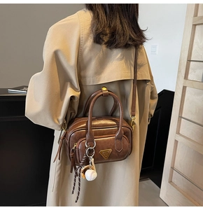 Détails du sac en cuir marron rétro avec breloques de baseball et logo triangle