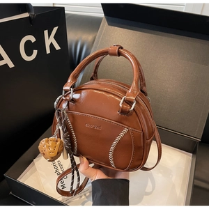 Braune Bowling-Tasche aus Leder mit Baseball-Nähten in edler Geschenkbox mit Bärenanhänger
