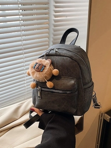 Donkergrijze mini-rugzak met kepertextuur en schattige pluche schaapshanger, retro reisrugzak