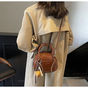 Details einer dunkelbraunen Vintage-Bowlingtasche mit weißen Baseball-Ziernähten