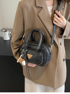 Sac à Main Boston Vintage pour Femmes en Cuir PU avec Plaque Triangle et Pendentif Baseball Sac Bandoulière Rétro Petit Sac Oreiller
