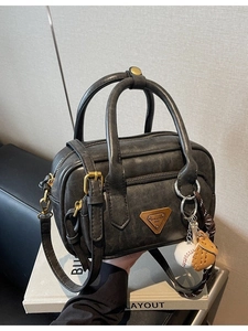 Sac bandoulière gris foncé vintage avec breloque baseball et détails de logo