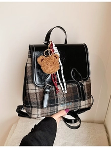 Zaino alla moda a quadri per donna con patta in pelle e ciondolo a forma di orso