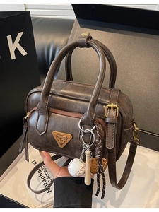 Sac bandoulière rétro marron foncé en cuir vintage avec breloques de sport en boîte cadeau
