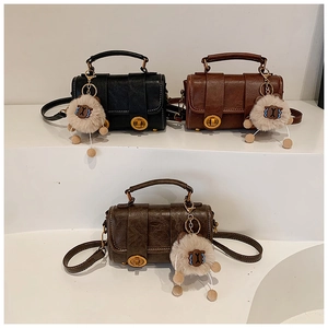 Mini-Umhängetaschen im Retro-Boston-Stil in Schwarz und Braun mit Plüsch-Anhängern