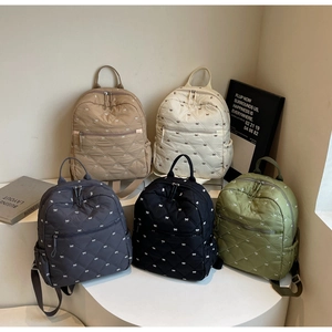 Vue détaillée de cinq couleurs pour le sac à dos matelassé avec nœuds brodés