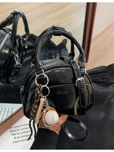 Klassische schwarze Lackleder Bowlingtasche mit Baseballnaht und Anhänger