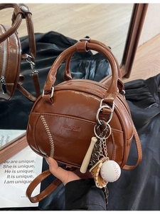 Braune Vintage-Bowlingtasche aus Leder mit Baseball-Nähten und Themen-Anhängern