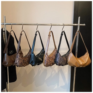 Détails des sacs sous les bras en demi-lune aux couleurs unies et léopard