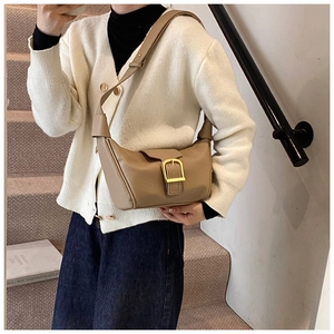 Dettaglio della borsa hobo kaki vintage con fibbia dorata e texture in pelle martellata