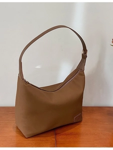 Sac à épaule marron caramel minimaliste en nylon imperméable avec bandoulière réglable