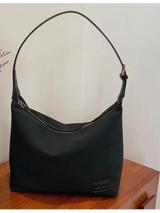 Sac à bandoulière rétro noir de grande capacité avec logo en cuir et sangle réglable