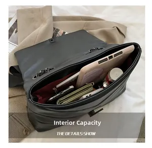 Intérieur spacieux du sac à bandoulière matelassé noir avec tablette et cosmétiques