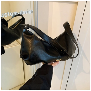 Détail d'un sac sous le bras rétro noir avec texture huilée brillante et fermeture éclair