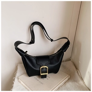Dettaglio della borsa hobo nera con trama in pelle martellata e fibbia dorata