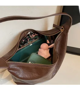 Borsa tote marrone scuro con interno aperto per ombrello e taccuino spazioso