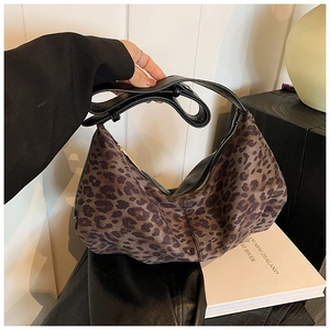 Détail du sac hobo à imprimé léopard avec texture riche et large bandoulière noire