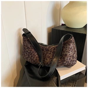 Détail d'un sac hobo vintage à motif léopard avec une bandoulière noire haut de gamme