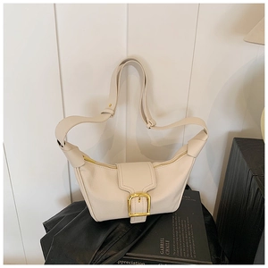 Dettaglio della borsa a mezzaluna in pelle bianco crema con fibbia quadrata dorata