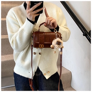 Details der braunen Vintage Mini Boston Tasche mit goldenem Drehverschluss und Schaf-Anhänger