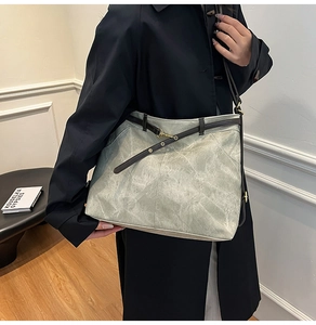 Detailansicht der salbeigrünen Tragetasche mit Vintage-Ledertextur und Schultergurt