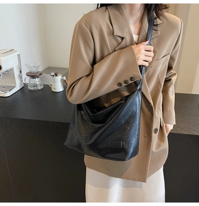 Grande borsa tote nera in ecopelle con una trama vintage minimalista ed elegante