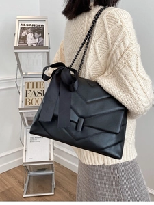 Sac fourre-tout noir matelassé à chevrons avec grand nœud en soie et chaîne en métal