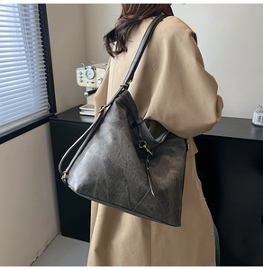 Detailansicht der dunkelgrauen Vintage-Tragetasche mit Lederriemen und Schnalle